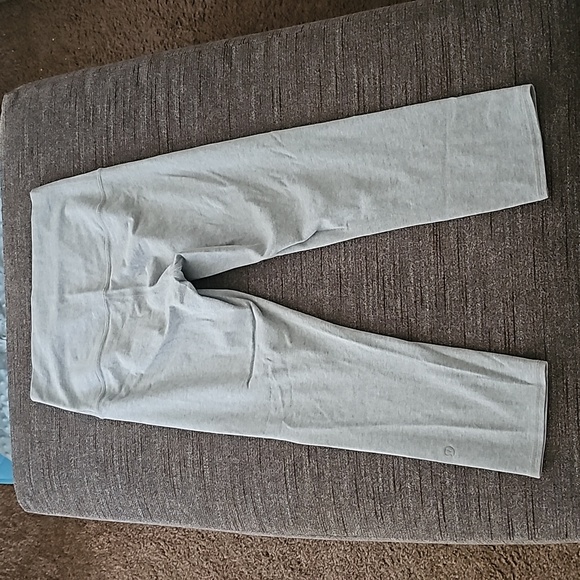 Lululemon Gray crops, Size 6 - Picture 9 of 9
